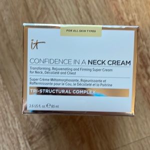 it Confidence in a Neck Cream